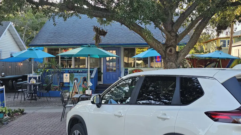 Siri's Gourmet Burgers & Pizza